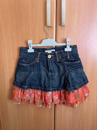 Falda vaquera con volantes florales