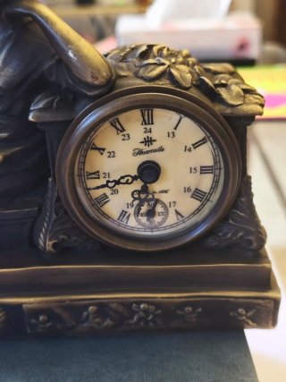 Reloj de bronce antiguo de sobremesa es de cuerda