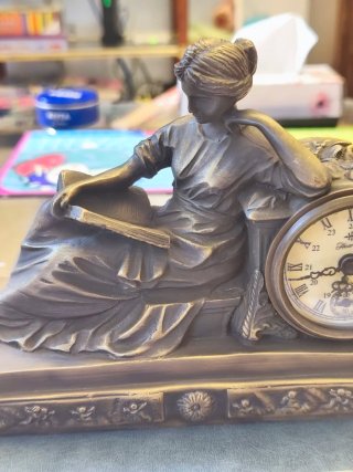 Reloj de bronce antiguo de sobremesa es de cuerda