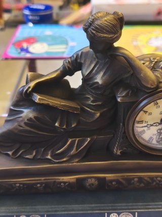 Reloj de bronce antiguo de sobremesa es de cuerda