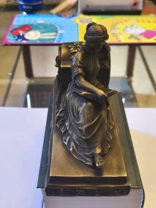 Reloj de bronce antiguo de sobremesa es de cuerda