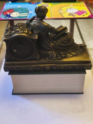 Reloj de bronce antiguo de sobremesa es de cuerda