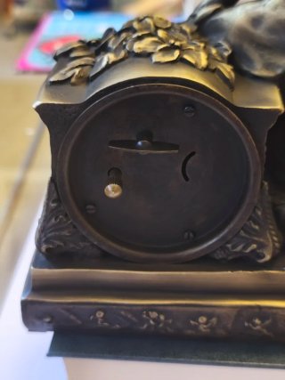 Reloj de bronce antiguo de sobremesa es de cuerda