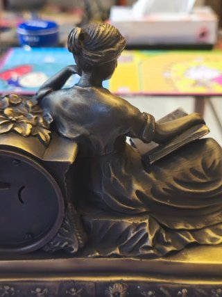 Reloj de bronce antiguo de sobremesa es de cuerda