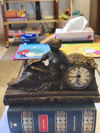 Reloj de bronce antiguo de sobremesa es de cuerda
