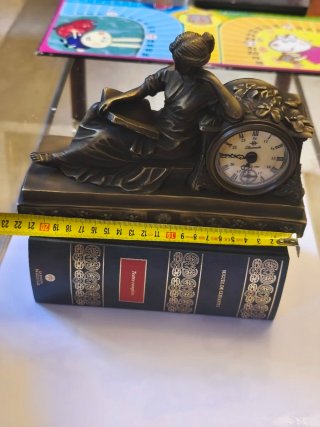 Reloj de bronce antiguo de sobremesa es de cuerda