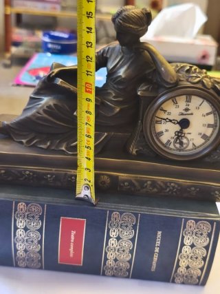 Reloj de bronce antiguo de sobremesa es de cuerda