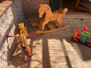 Caballito y moto de madera artesanales