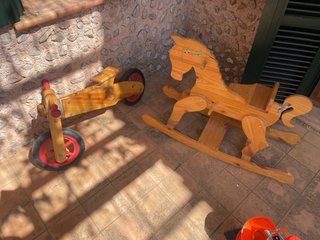 Caballito y moto de madera artesanales