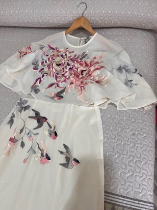 Vestido con etiqueta de marca Asos