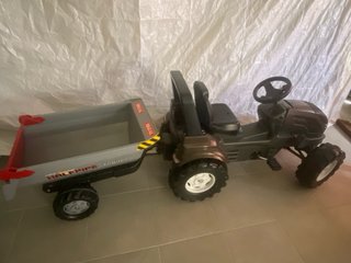 Tractor a pedales Valtra nuevo