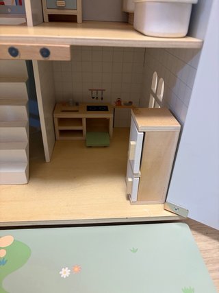 Casita de muñecas de madera