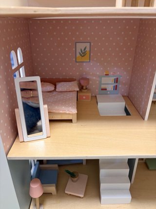 Casita de muñecas de madera