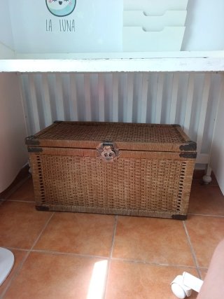 Baúl de mimbre natural con detalles metálicos