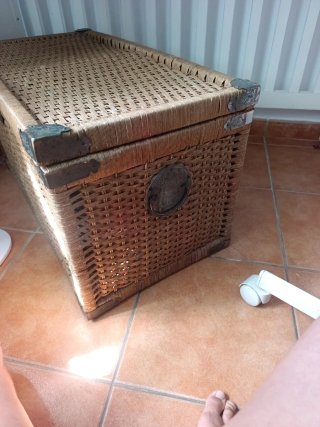 Baúl de mimbre natural con detalles metálicos