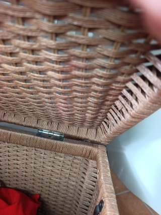 Baúl de mimbre natural con detalles metálicos