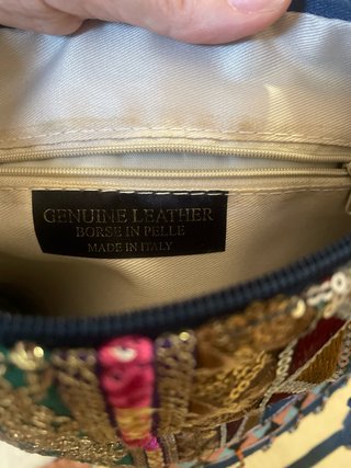 Bolso azul con detalles étnicos