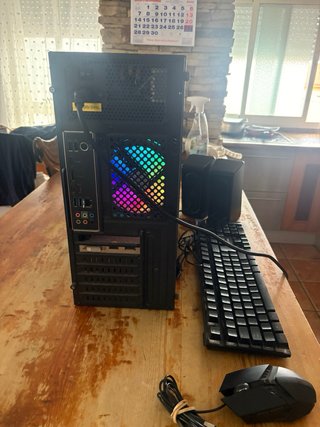 PC Gaming MSI con Teclado y Altavoces