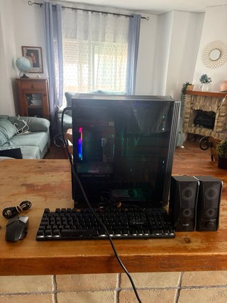 PC Gaming MSI con Teclado y Altavoces