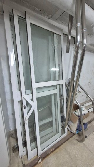 Puerta aluminio local comercial
