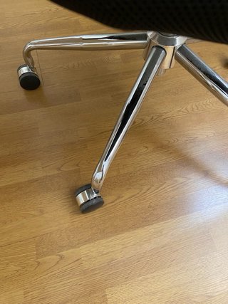 Silla de oficina negra hergonómica