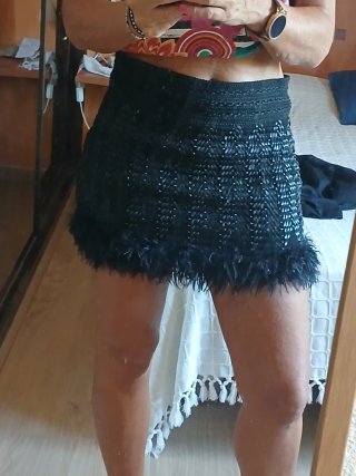Minifalda negra elastica con flecos