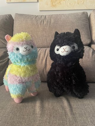 Peluche de llama arcoíris y negro