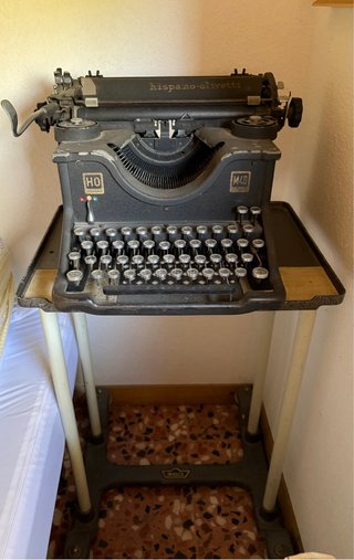 Máquina de escribir Hispano Olivetti M40 con mesa