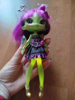 Muñeca Novi Stars Verde Pelo Morado