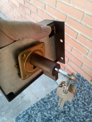 Cerradura Azbe con escudo y 6 llaves