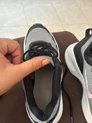 Zapatillas Nike grises y rosas