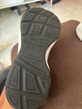 Zapatillas Nike grises y rosas