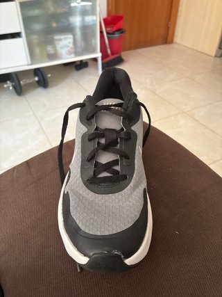 Zapatillas Nike grises y rosas