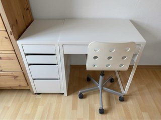 Escritorio blanco con silla y cajonera