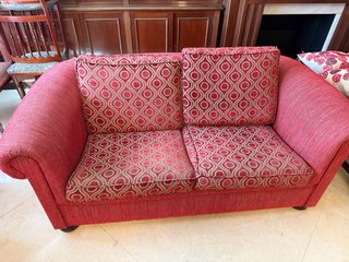 Sofá Vintage Rojo con Estampado Geométrico