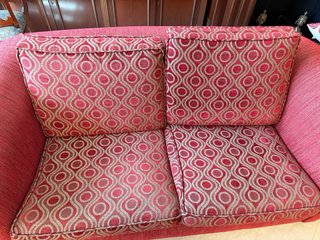 Sofá Vintage Rojo con Estampado Geométrico