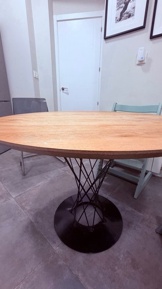 Mesa redonda SKLUM madera y metal