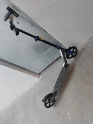 Patinete negro grande.
