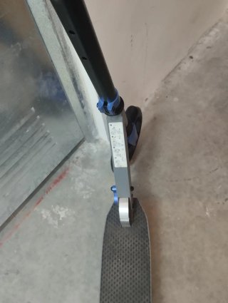 Patinete negro grande.