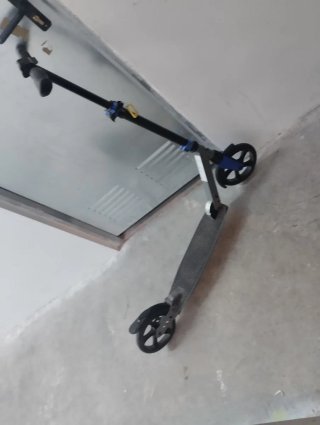 Patinete negro grande.
