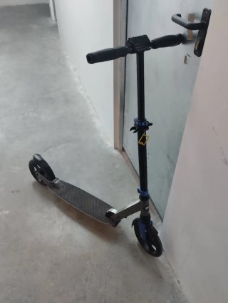 Patinete negro grande.
