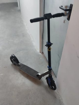 Patinete negro grande.