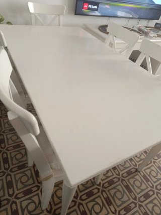 Mesa blanca con 4 sillas