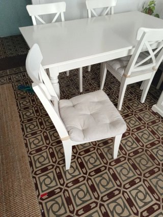 Mesa blanca con 4 sillas
