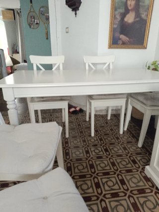 Mesa blanca con 4 sillas