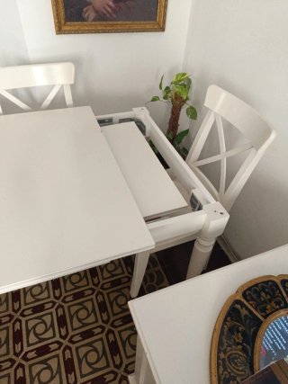 Mesa blanca con 4 sillas
