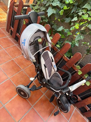 Triciclo infantil gris y negro