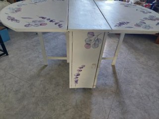 Mesa comedor extensible con decoracion floral.