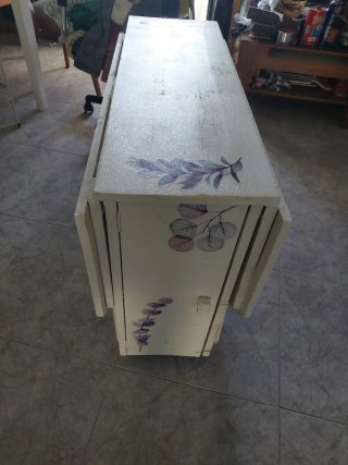Mesa comedor extensible con decoracion floral.