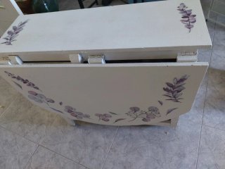 Mesa comedor extensible con decoracion floral.